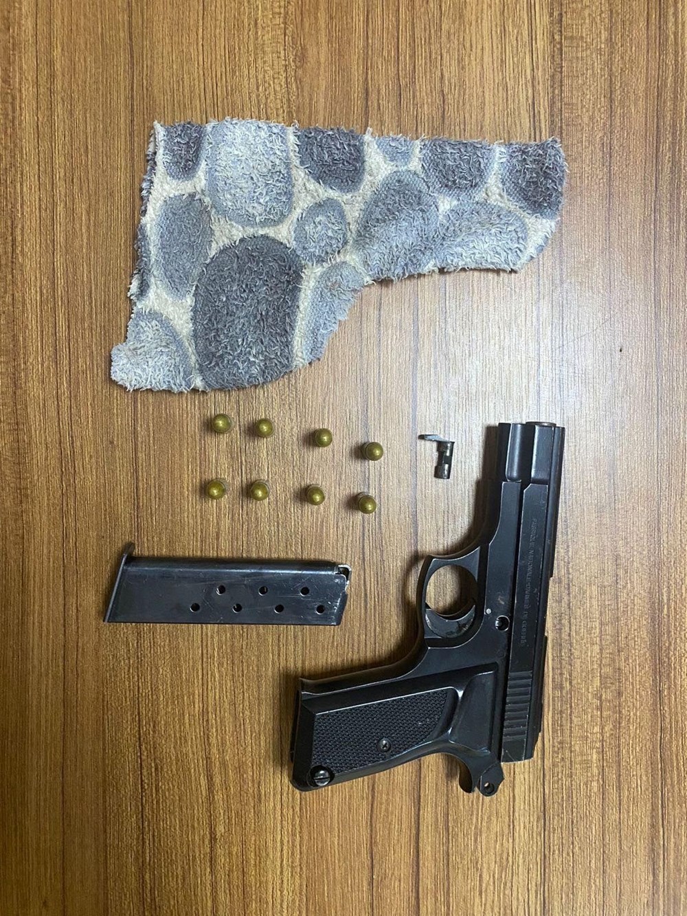 Birçok suçtan aranan şüpheli, kanepenin altındaki çukurda
yakalandı - 5