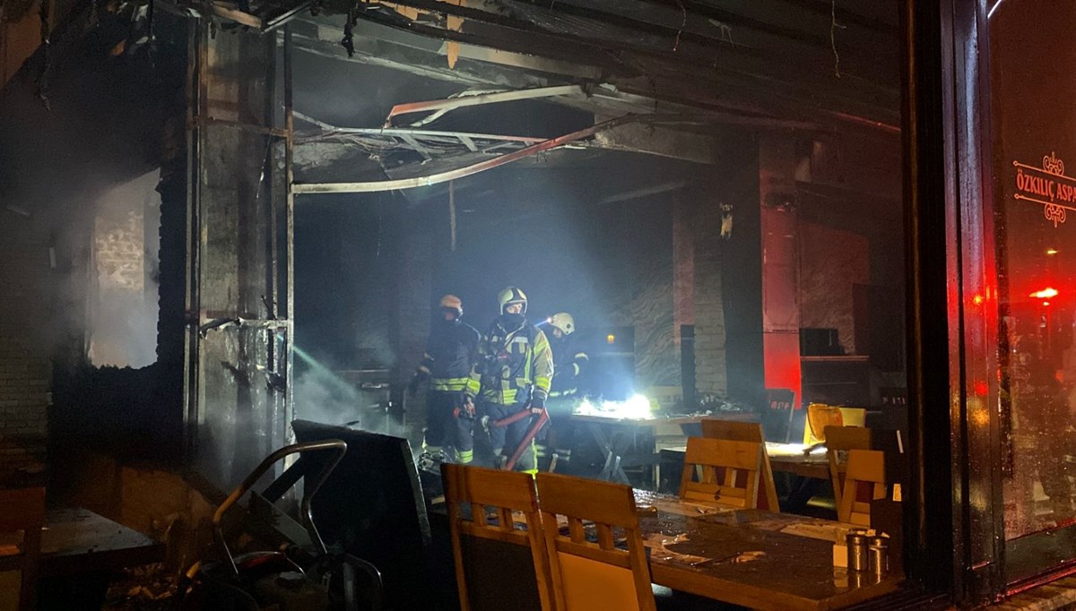 Restoran alevlere teslim oldu Restoran alevlere teslim oldu
