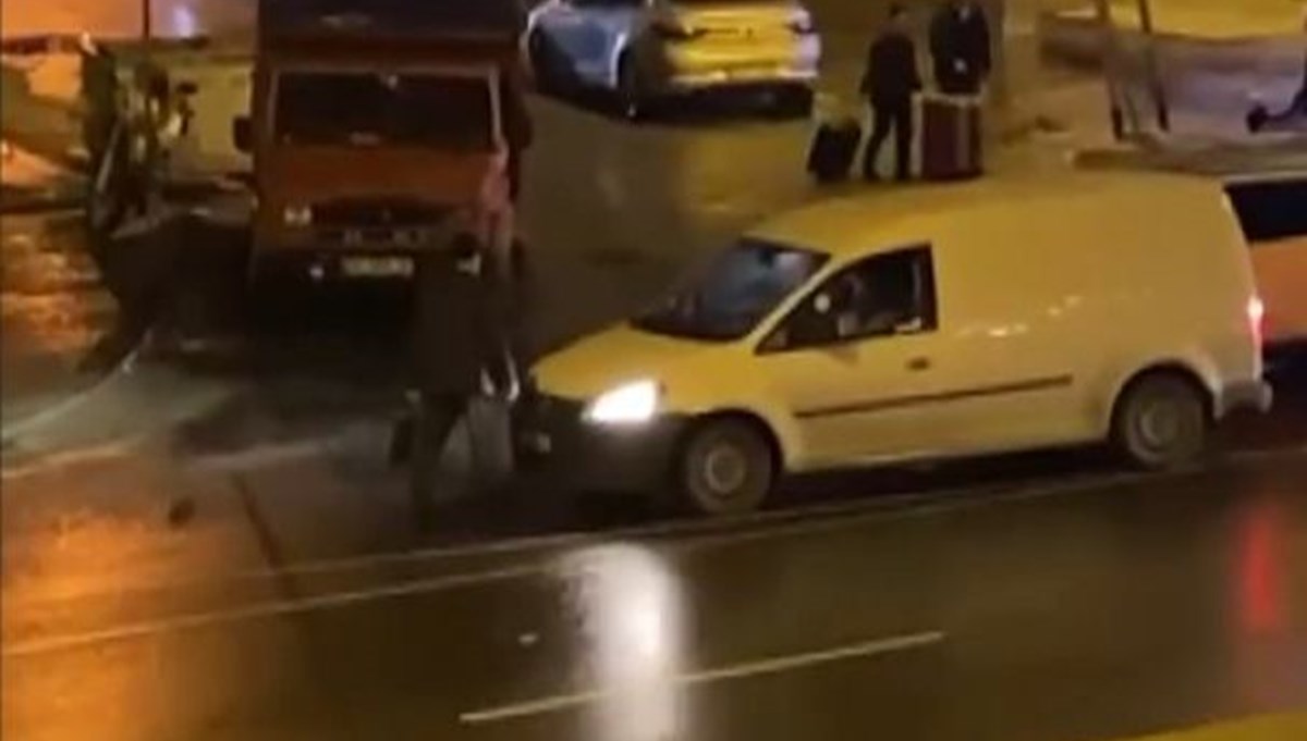 Aracın yolunu kesti, dayak yedi