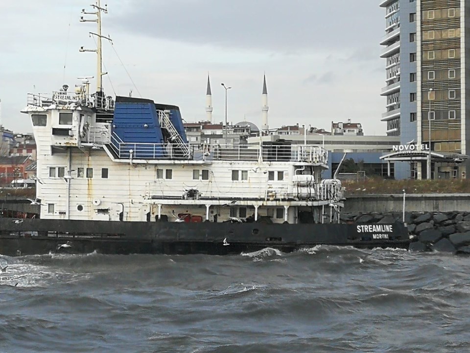 SON DAKİKA HABERİ: Zeytinburnu'nda gemi karaya oturdu - 1