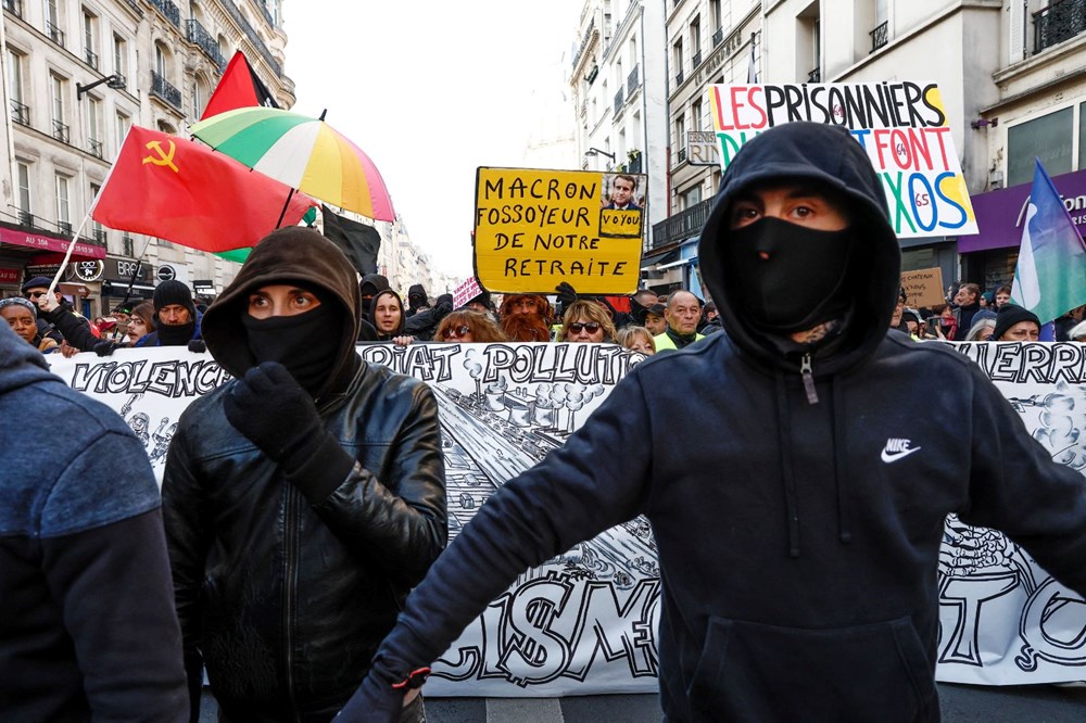 Paris’te emeklilik reformu protestosu 119