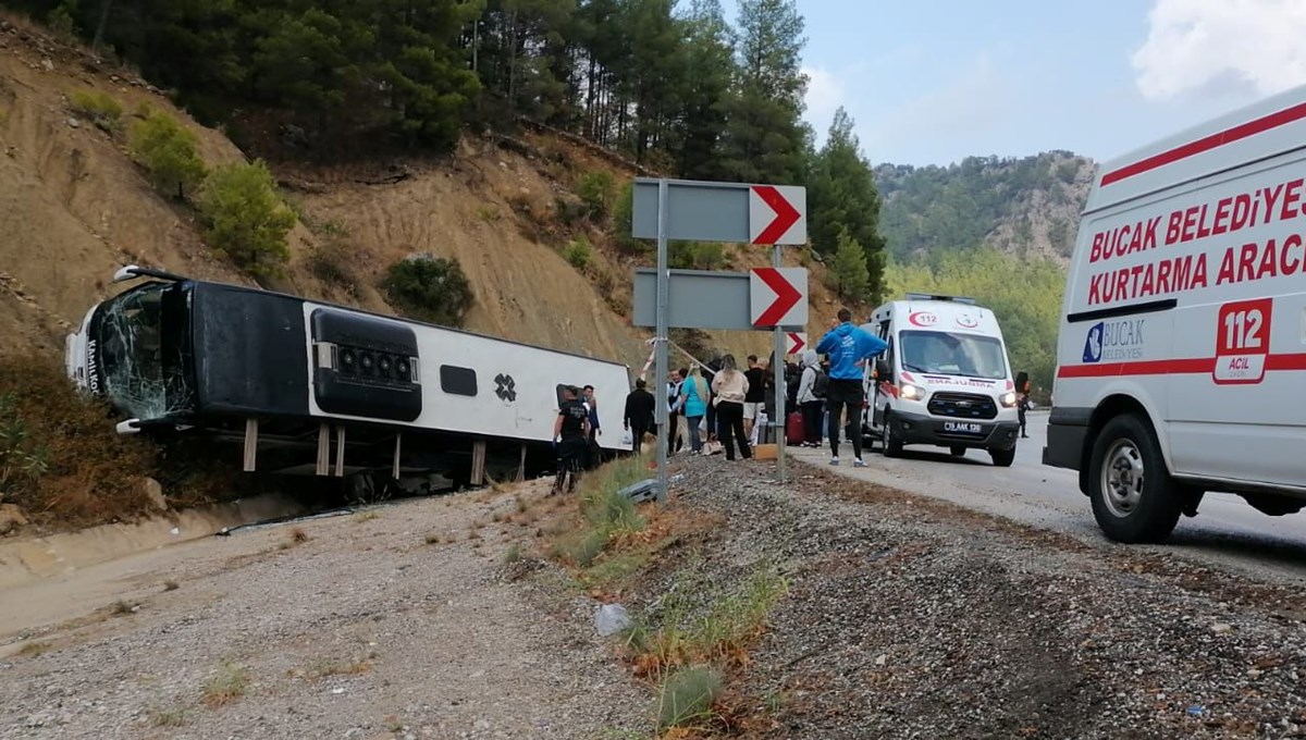 Burdur'da yolcu otobüsü TIR'a çarptı: 8 yaralı Burdur'da yolcu otobüsü TIR'a çarptı: 8 yaralı