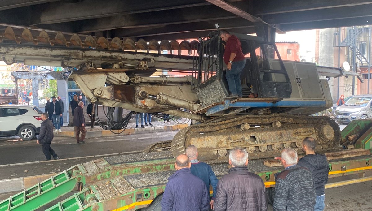 Zonguldak'ta iş makinesi dorseden düştü, trafik kilitlendi Zonguldak'ta iş makinesi dorseden düştü, trafik kilitlendi