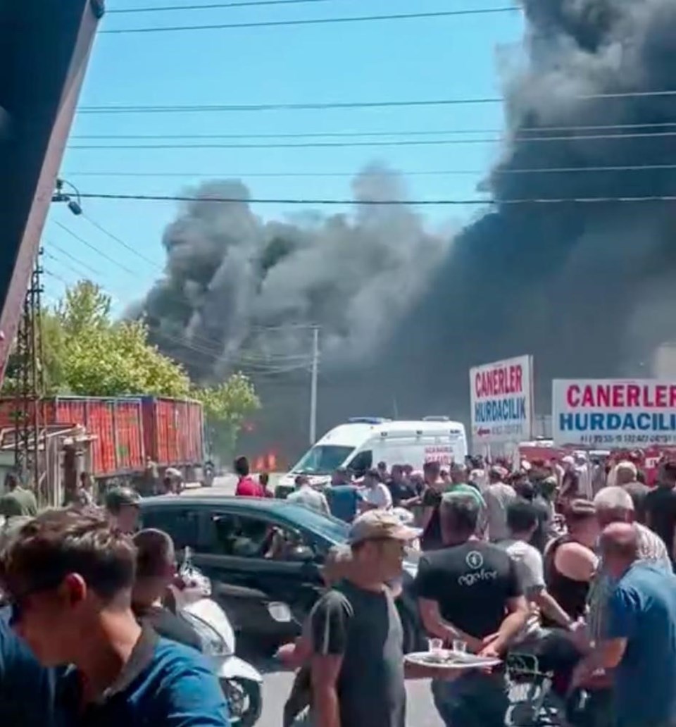 Manisa'da büyük yangın: Üç itfaiyeci hastanelik oldu - 1