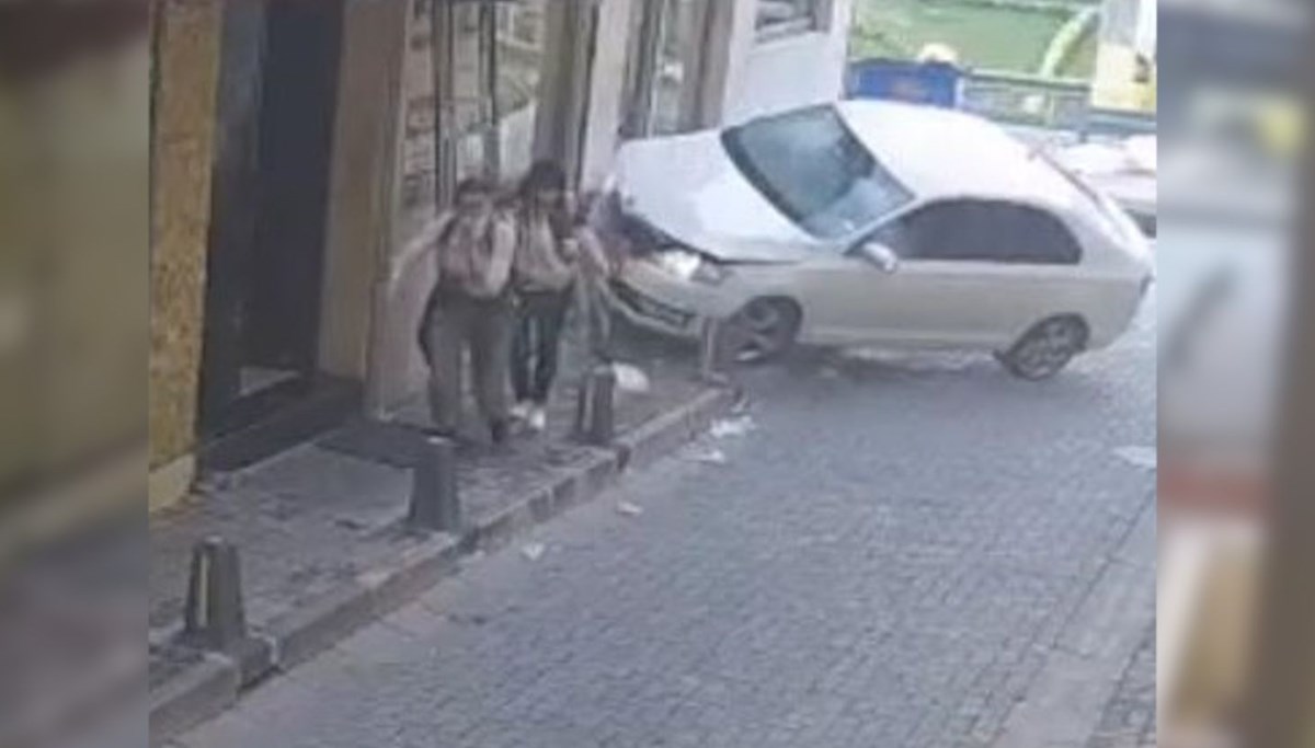 Kaldırımda yürüyen turistler saniyelerle kurtuldu