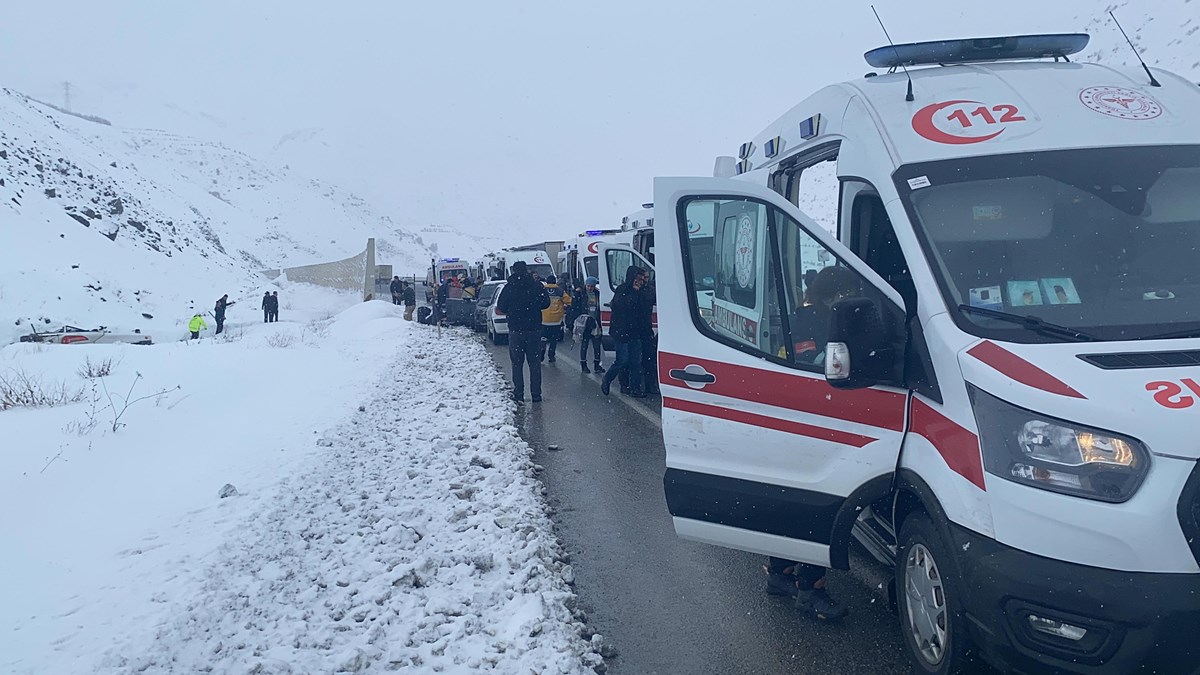 Bölgeye çok sayıda ambulans ve arama kurtarma ekibi sevk edildi