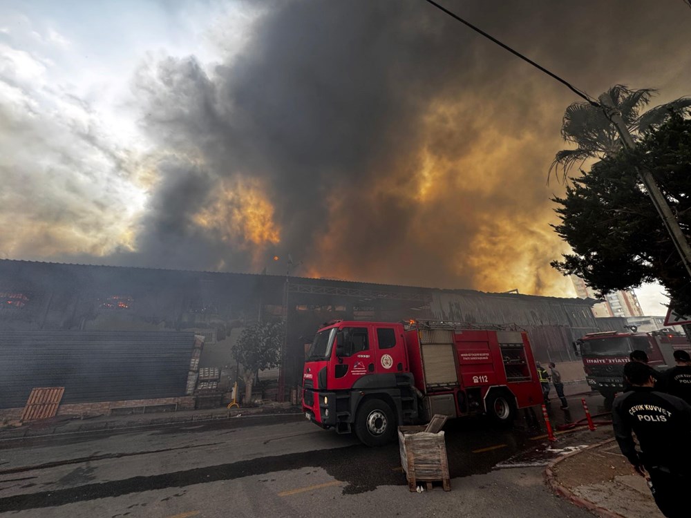 Mersin'de fabrikada korkutan yangın: Patlamalar oldu, yol ulaşıma kapatıldı - 2