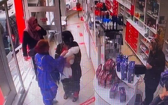 Bebeğin annesi, babası ve yakınları tarafından eczaneye getirildiği anlar güvenlik kamerasınca kaydedildi.