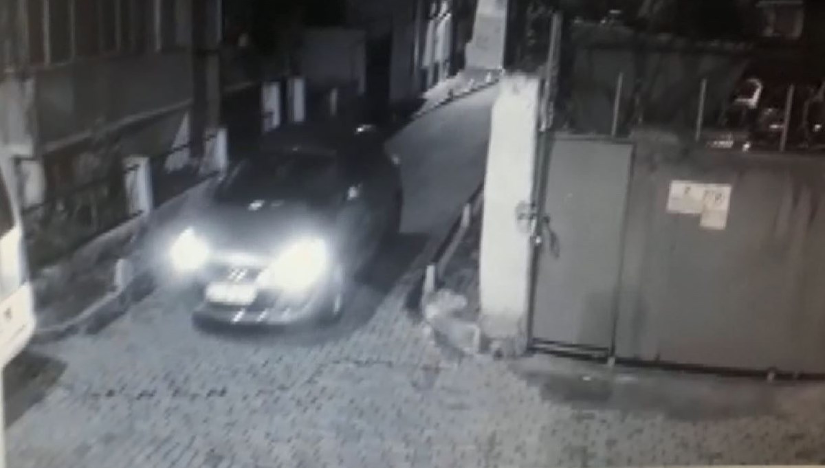 Girdikleri evden aldıkları anahtarla otomobil çaldılar Girdikleri evden aldıkları anahtarla otomobil çaldılar