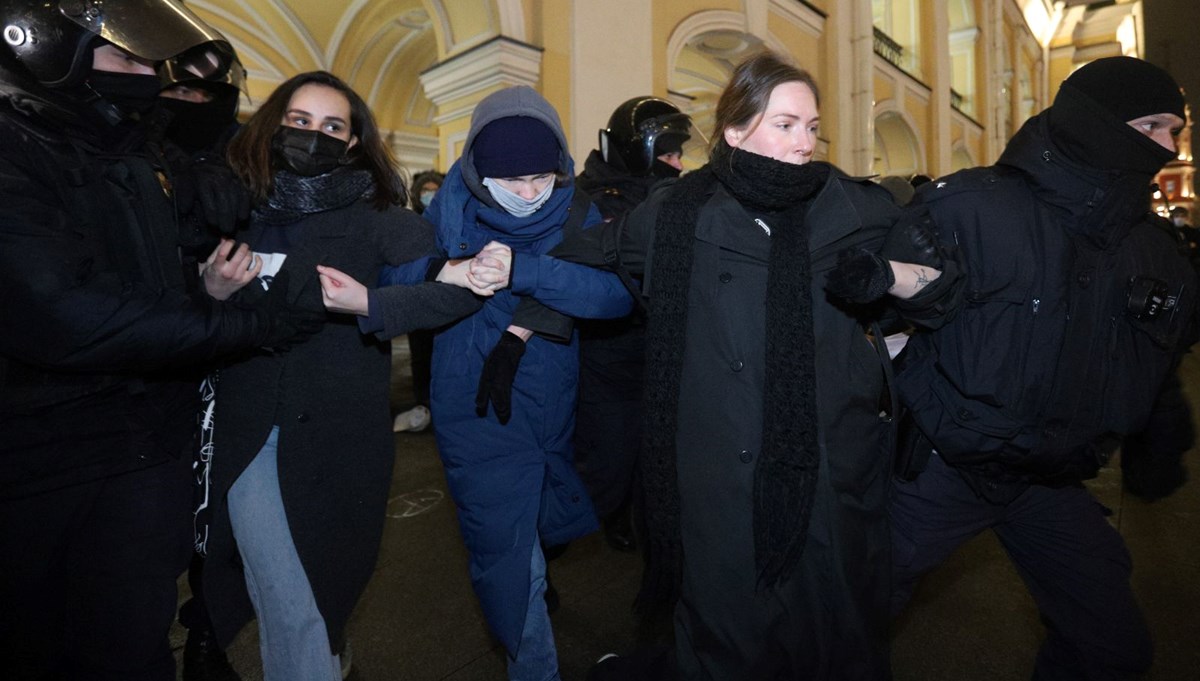 Rusya'da barış isteyenlerin protesto eylemleri 7'nci günde devam etti