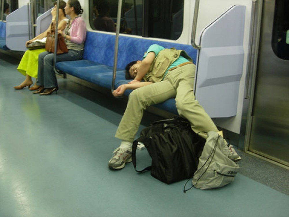 День сна в общественных местах картинки. Японцы спят в метро. Сон в общественном месте. Люди спят в общественном месте.