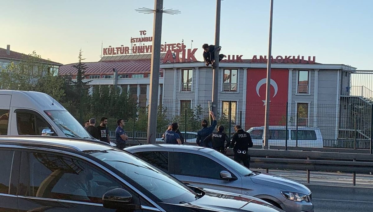 E-5’te hareketli anlar: Elinde bıçakla direğe çıktı, bir şerit kapatıldı E-5’te hareketli anlar: Elinde bıçakla direğe çıktı, bir şerit kapatıldı