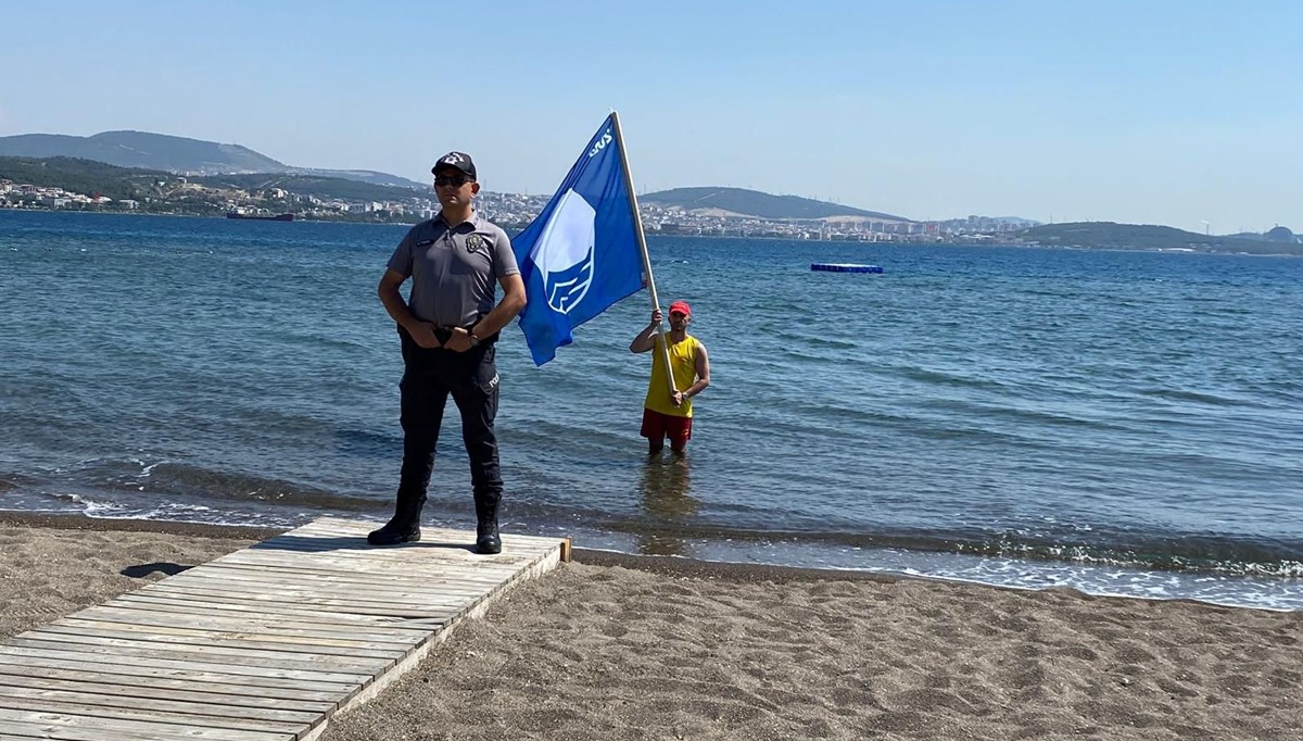 İzmir'de bir plaja daha 'mavi bayrak' asıldı