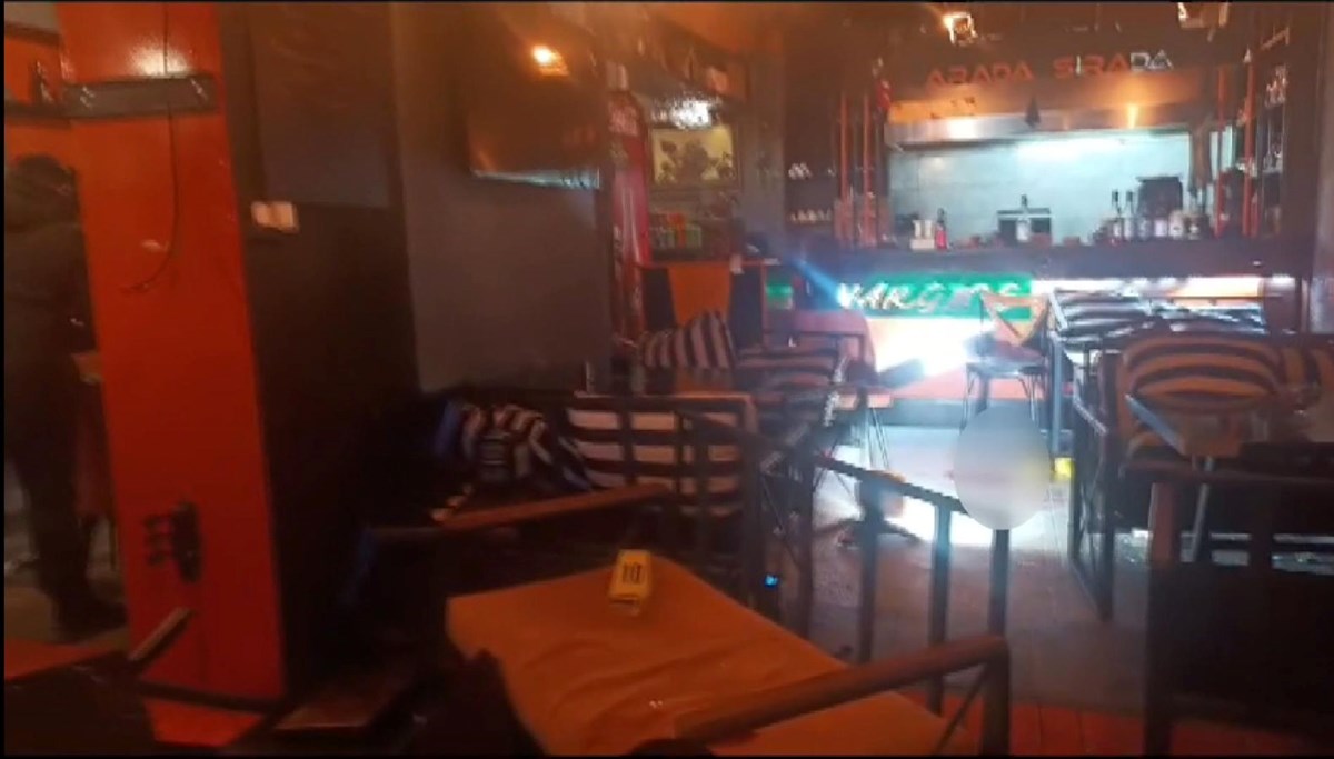 Esenyurt'ta kafede silahlı kavga: 3 yaralı Esenyurt'ta kafede silahlı kavga: 3 yaralı