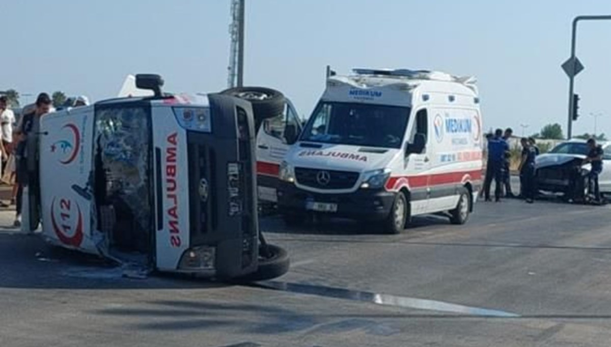 Hasta taşıyan ambulans kaza yaptı Hasta taşıyan ambulans kaza yaptı