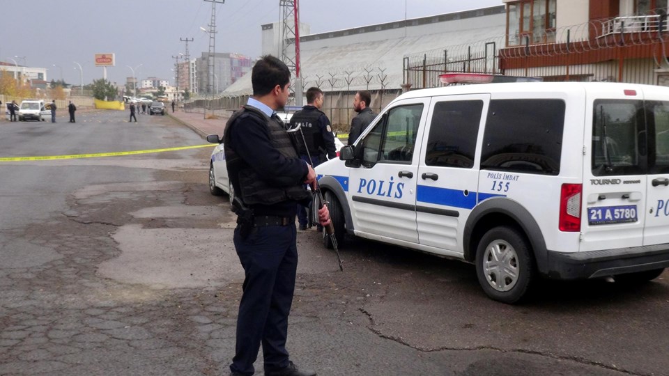 Diyarbakır'da polise saldırı: 3 yaralı - 1