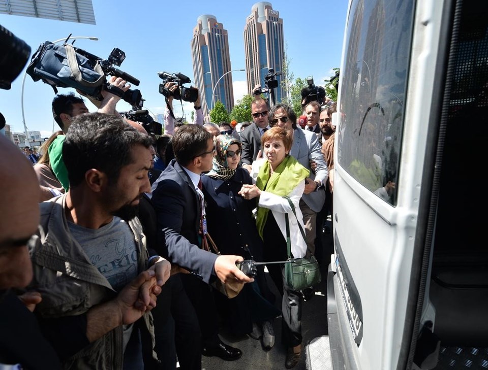 Kenan Evren için karargahta tören, camide protesto, sokakta davul-zurna - 8