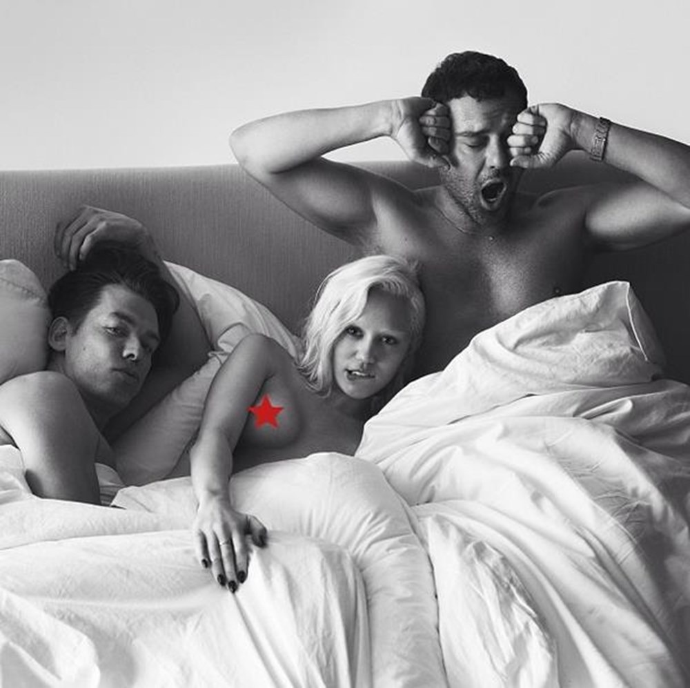 New threesome. Майли Сайрус в постели. Мужчина и женщина в постели. Любовь втроем. В постели с двумя.