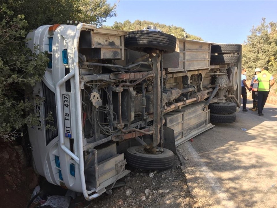 Mersin'de tarım işçilerini taşıyan midibüs devrildi: 2 ölü, 33 yaralı - 1