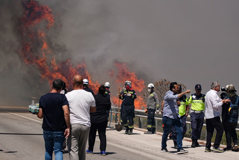 İzmir ve Antalya'da orman yangını: Çeşme'de otoyol kapandı, Lara'da alevler evlere yaklaştı, Ödemiş'te bir kişi can verdi - 4