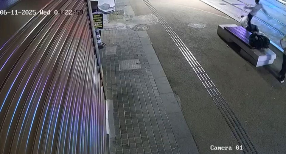 Bankta oturan kişiyi dövüp parasını gasbetti - 1