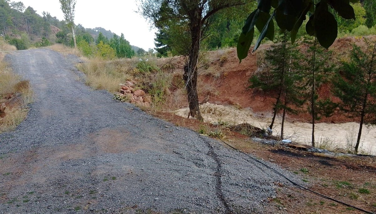 Denizli’de şiddetli yağış dereleri taşırdı