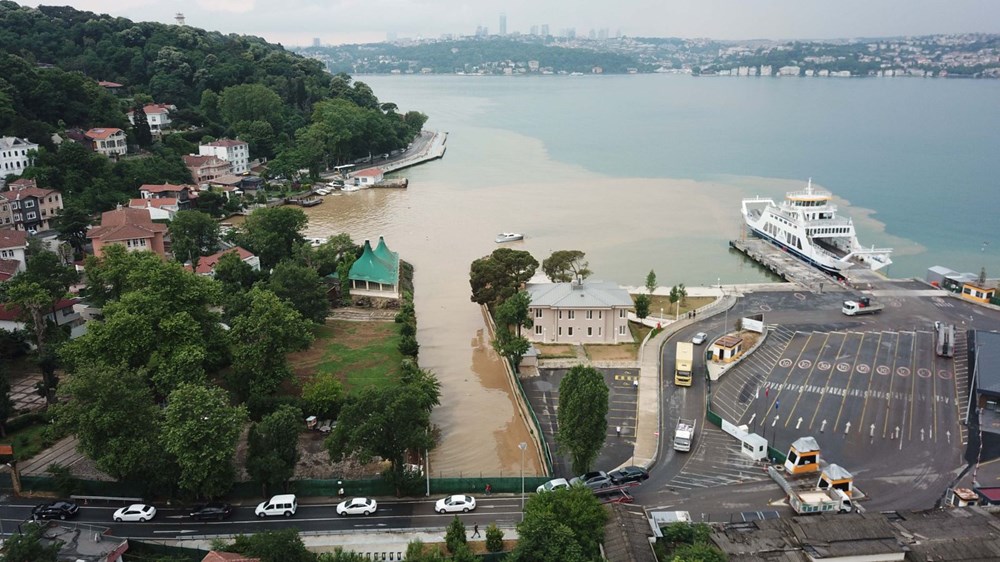 İstanbul'da şiddetli yağış: Yollar göle döndü, boğaza çamurlu su aktı - 28