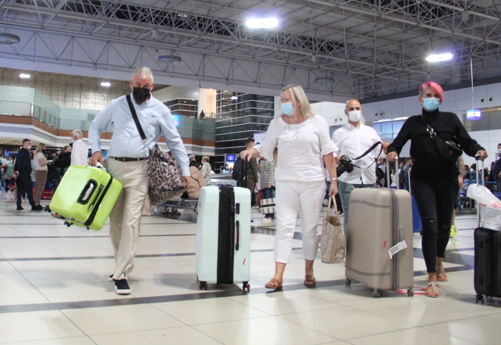 4 ay sonra Antalya'ya ilk İngiliz turist kafilesi geldi - 1