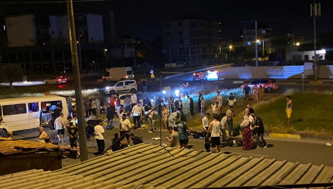 Antalya'da düğün dönüşü feci kaza: 22 yaralı