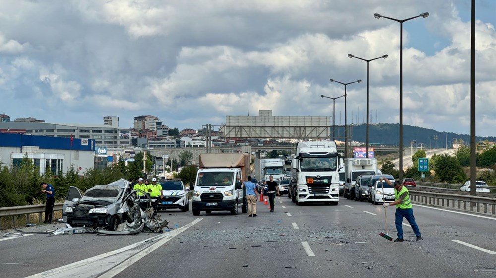 Otoyolda trafiği durduran kaza: Üç kişi araçta sıkıştı - 1