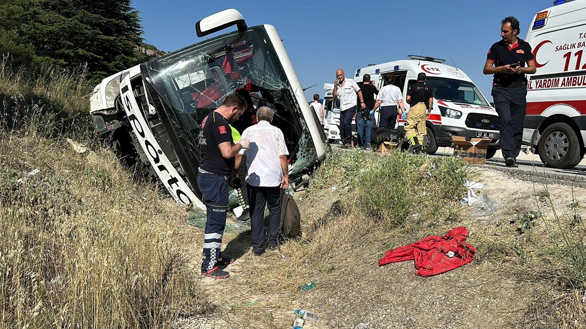 Kütahya’da yolcu otobüsü devrildi: 3 yaralı