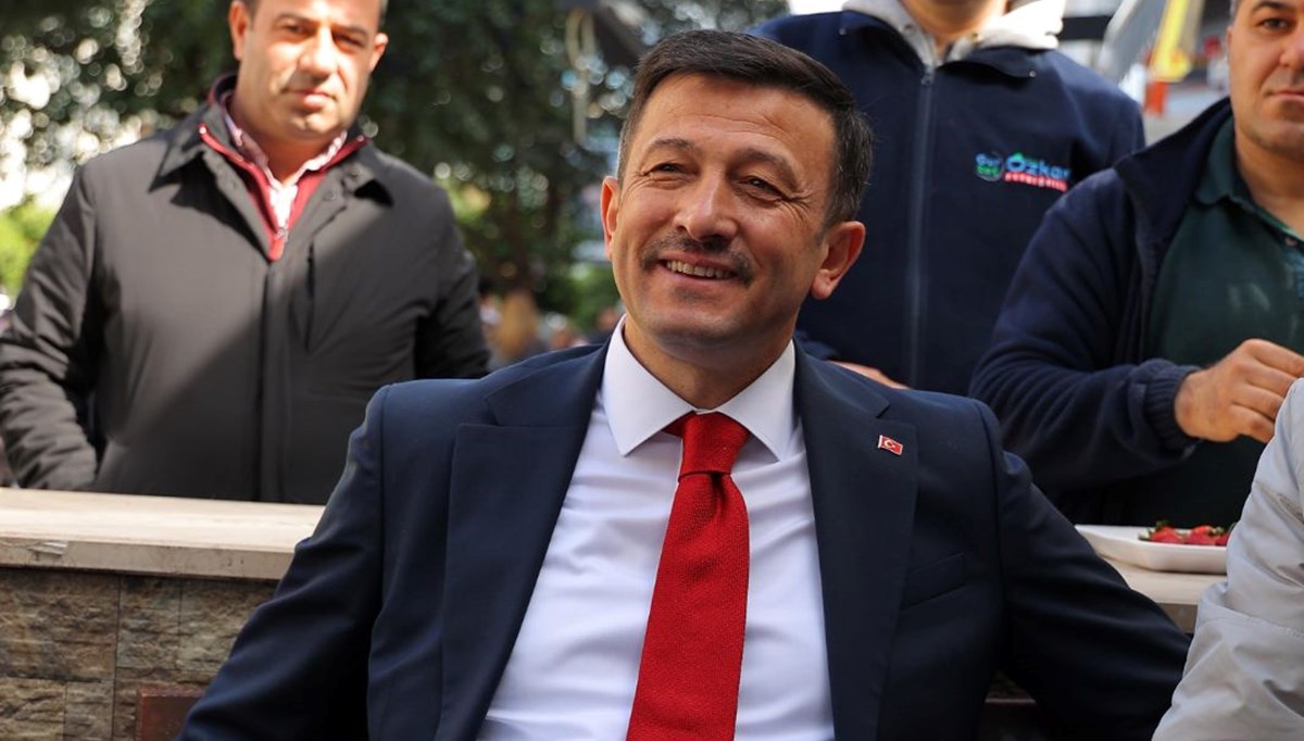 AK Parti'nin İzmir adayı Hamza Dağ'dan taksicilere kabin ve kamera vaadi