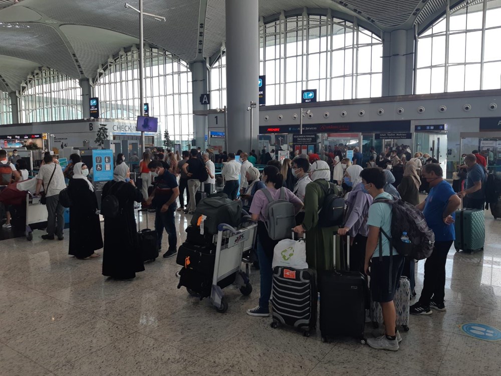 İstanbul'un havalimanlarında bayram dönüşü yoğunluğu: Pandemi döneminin rekoru bekleniyor - 4