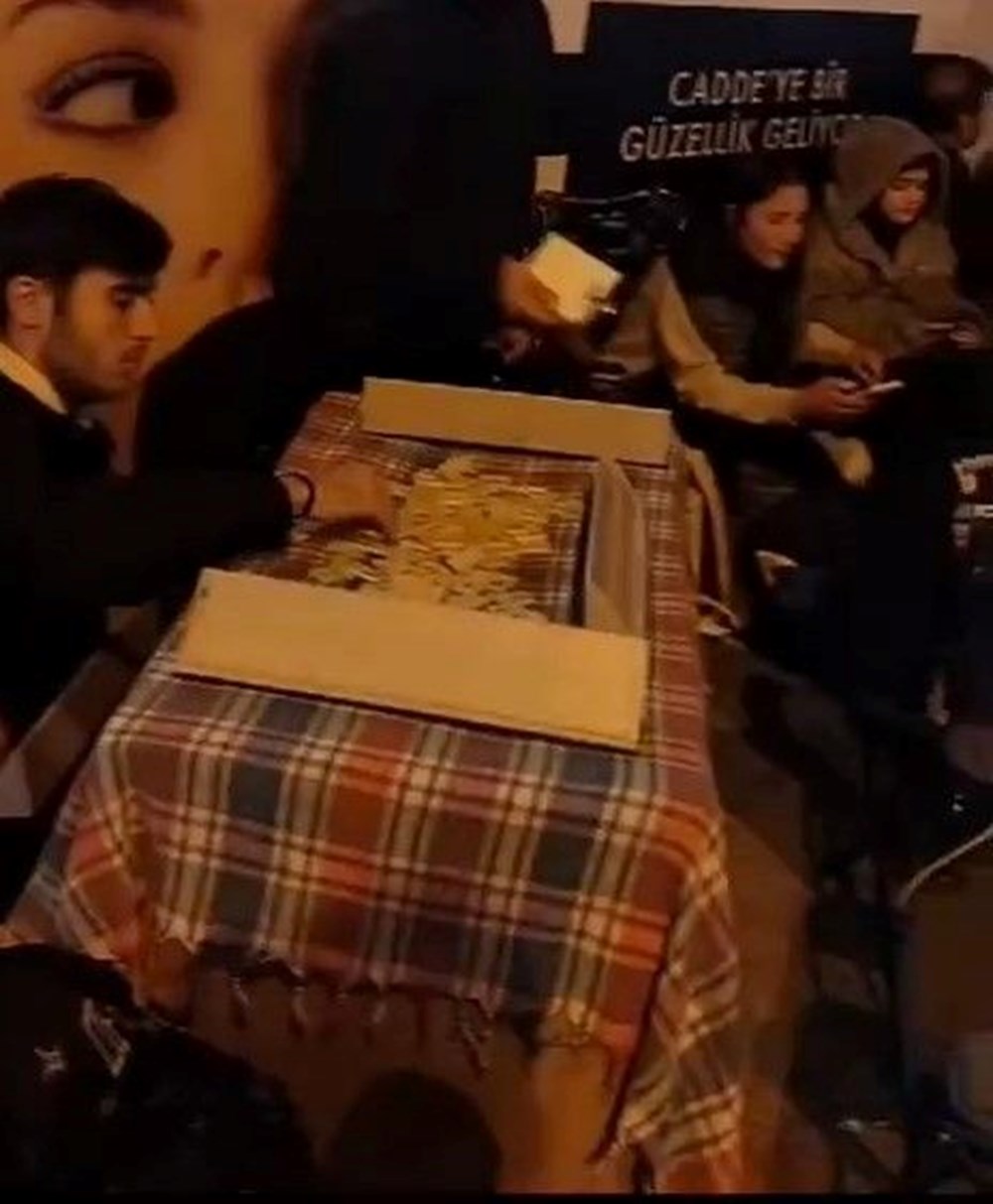 Kadıköy'de 10 bin liralık hediye kuyruğu! 12 saat önceden kuyruğa girdiler - 3