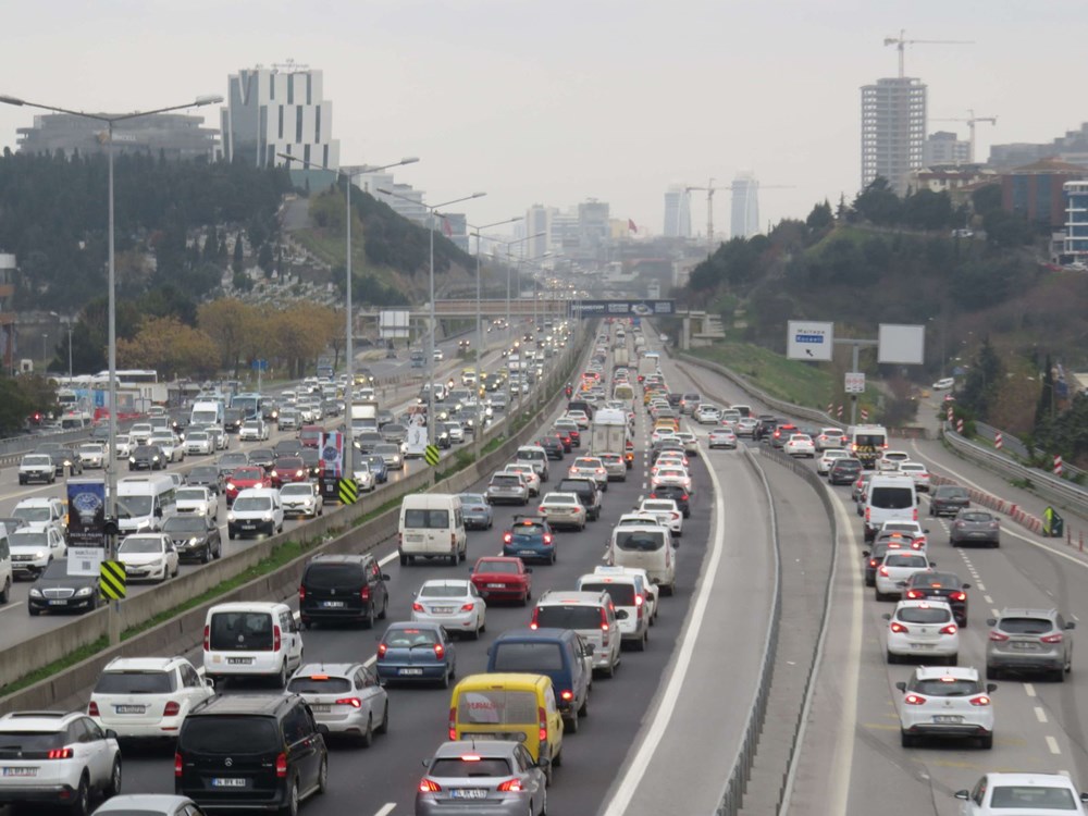 İstanbul'da hafta sonu kısıtlaması öncesi trafik yoğunluğu - 1