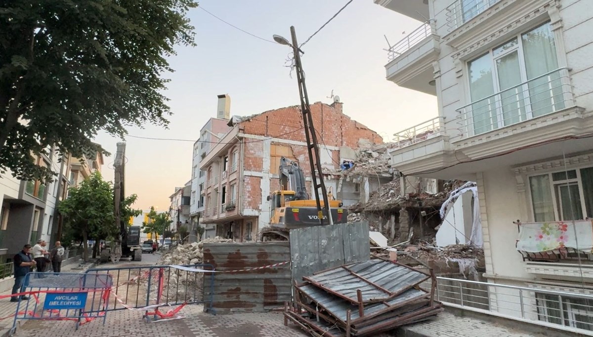 Yıkımı süren binan elektrik kabloları koptu