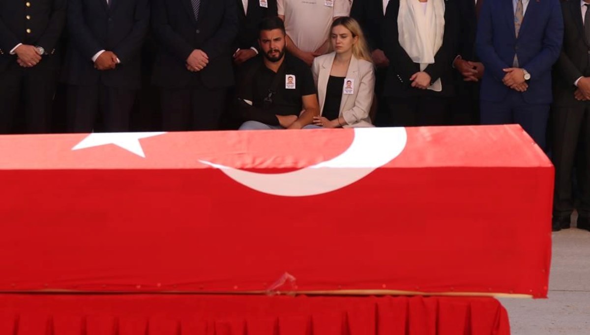 Aynı saldırıda yaralanan polis, şehit olan arkadaşını gözyaşlarıyla uğurladı Aynı saldırıda yaralanan polis, şehit olan arkadaşını gözyaşlarıyla uğurladı