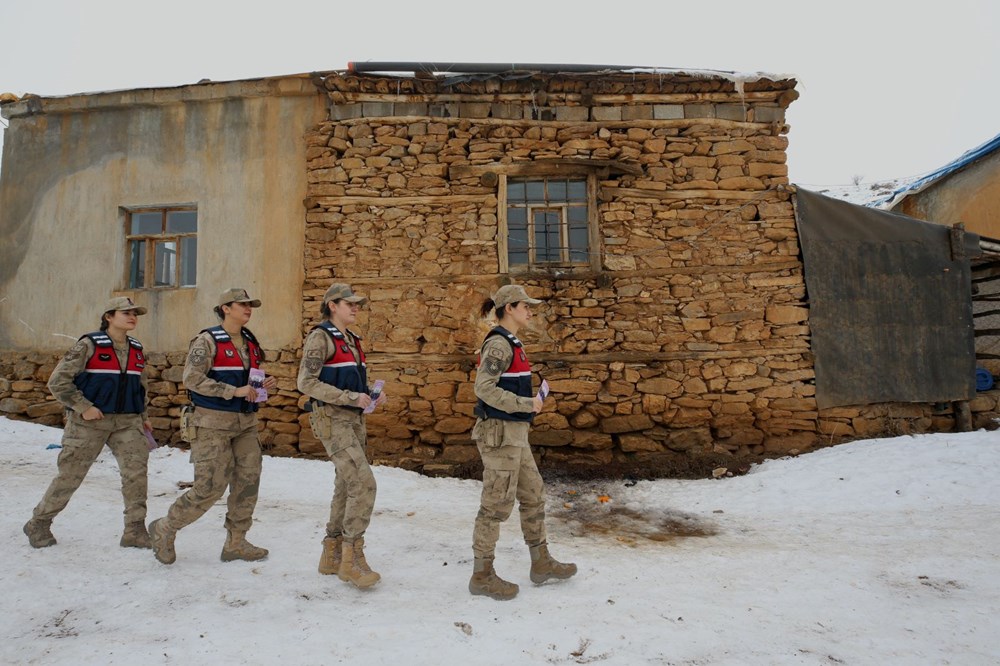 Kadın komutanlar köy köy gezdi! Kadınlara KADES'i anlattı - 1