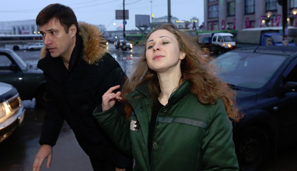 Alyokhina'yı hapishane çıkışında avukatı ve Rus insan hakları örgütlerinin temsilcileri karşıladı (Reuters).