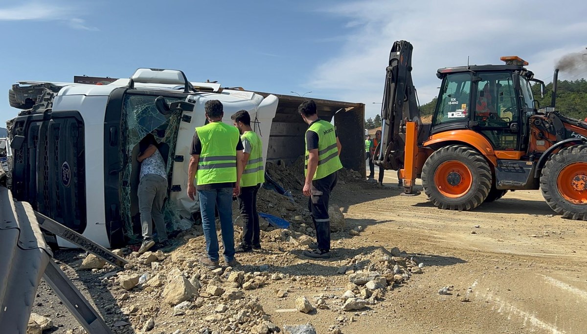 TEM'de feci kaza: hafriyat yüklü kamyon devrildi TEM'de feci kaza: hafriyat yüklü kamyon devrildi