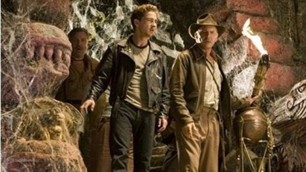 Индиана джонс и королевство. Indiana.Jones.and.the.Kingdom.of.the.Crystal.Skull.2008. Индиана Джонс и королевство Хрустального черепа череп. Индиана Джонс 4 королевство Хрустального черепа инопришленцы. Шайа ЛАБАФ Индиана Джонс и королевство Хрустального черепа.