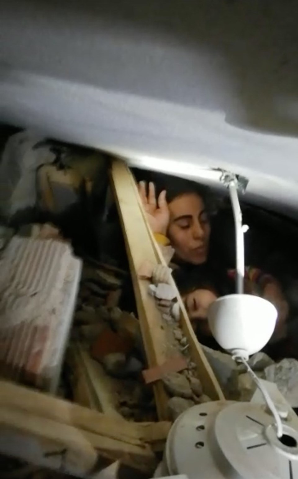 Elazığ'da mucize kurtuluş (2,5 yaşındaki Yüsra ve annesi Ayşe Yıldız kurtarıldı) - 2