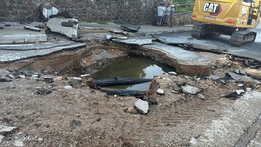 Su borusu bomba üzere patladı: 9 konutu su bastı 75