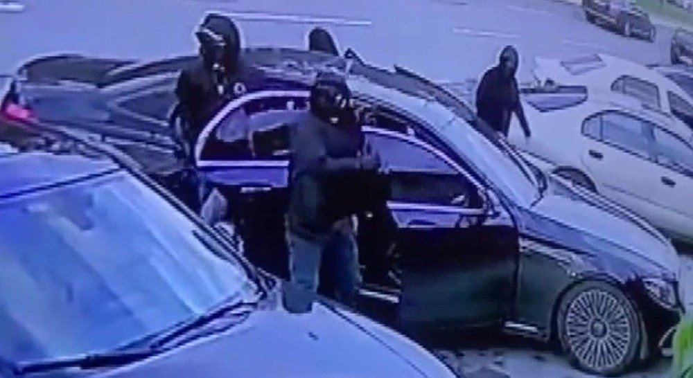 İstanbul’daki saldırının görüntüleri ortaya çıktı (Lüks otomobille
gelen maskeli saldırganlar kurşun yağdırdı) - 1