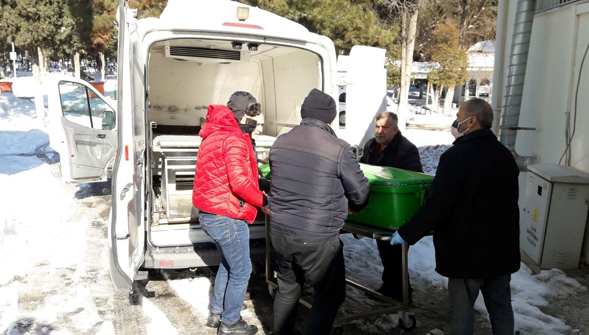 Kar nedeniyle çöken tente can aldı