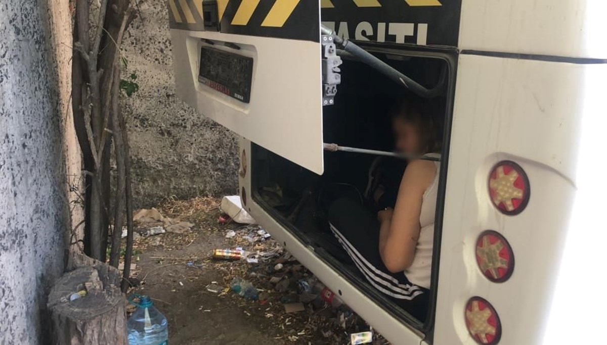 Servis şoförünü şaşırtan olay: Sinyaller yanıyor diye gitti, bagajdan tanımadığı bir kadın çıktı Servis şoförünü şaşırtan olay: Sinyaller yanıyor diye gitti, bagajdan tanımadığı bir kadın çıktı