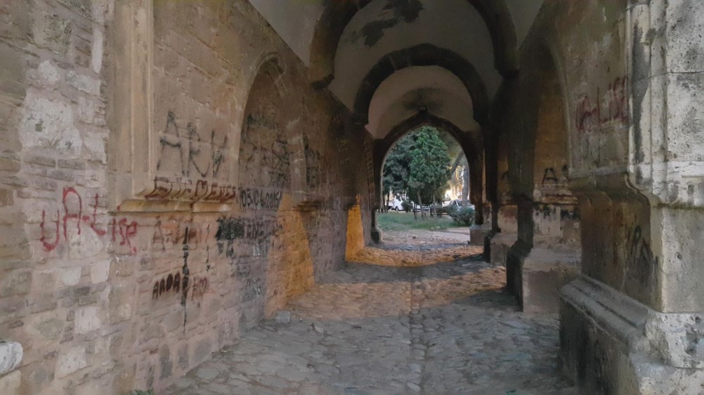 Tarihi Cihanoğlu Külliyesi'nin duvarlarına yazı yazılmasına tepki - 8