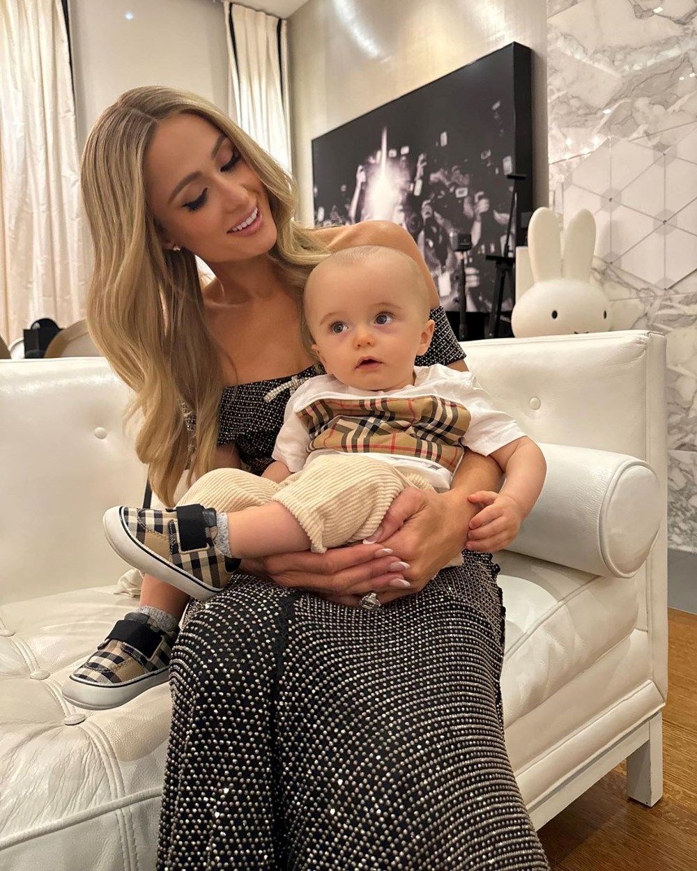Paris Hilton'un bebeğine yapılan acımasız yorumlara kardeşi Nicky Hilton'dan yanıt - 1