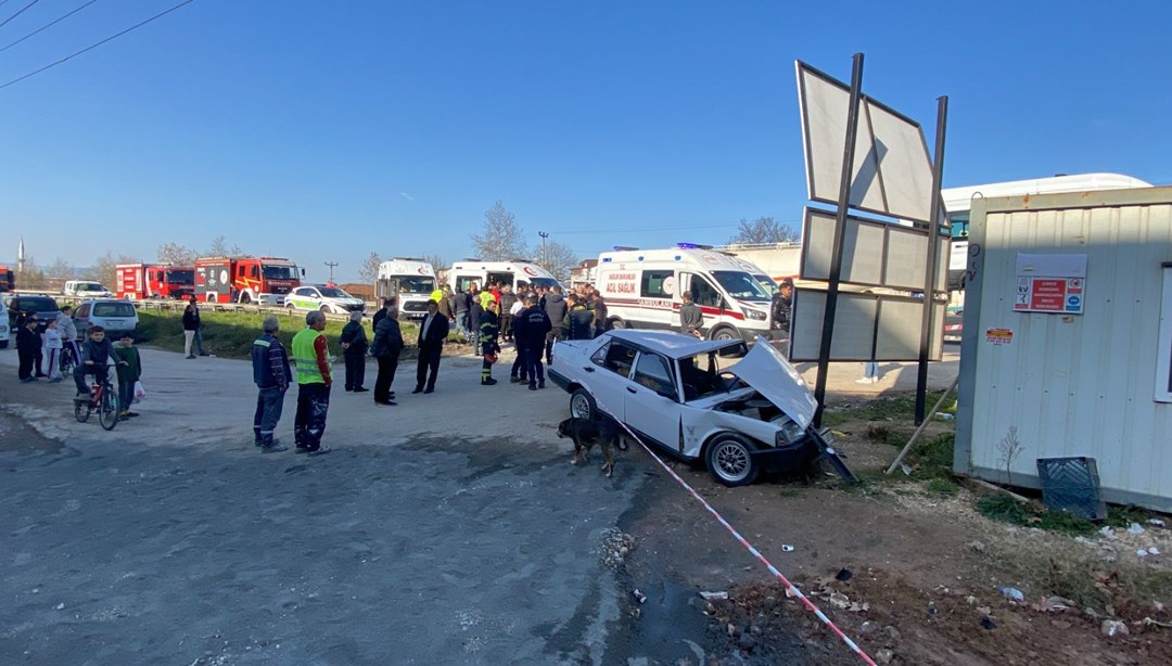 TIR'la çarpışan otomobil parçalandı: 4'ü çocuk 6 yaralı