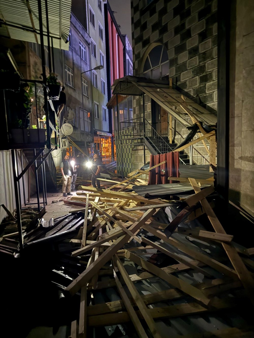 Artvin'i fırtına vurdu: Çatılar uçtu, ağaçlar devrildi - 4